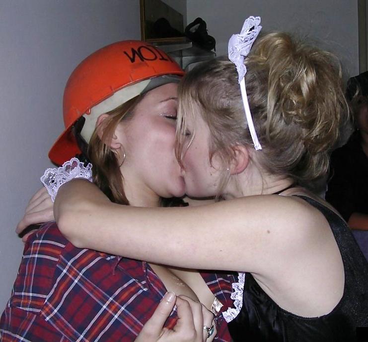 25P Girls Kissing Girls