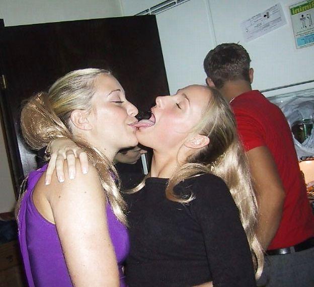 25P Girls Kissing Girls
