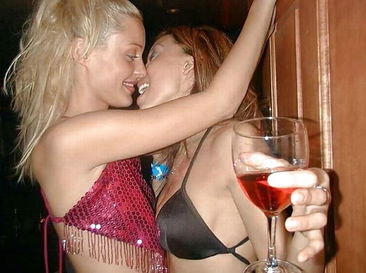 25P Girls Kissing Girls
