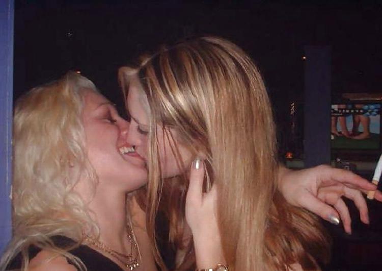 25P Girls Kissing Girls
