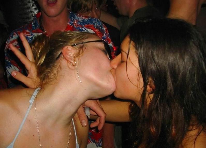25P Girls Kissing Girls