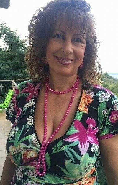 19P Mature ladies braless cleavage pokies 157