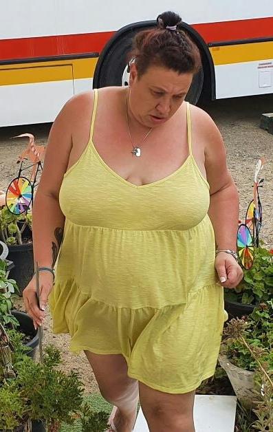 19P Mature ladies braless cleavage pokies 157