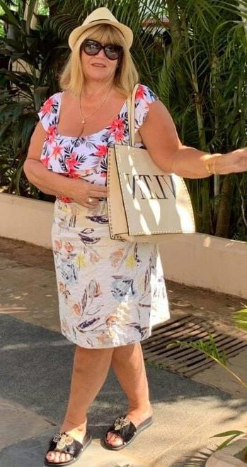19P Mature ladies braless cleavage pokies 157