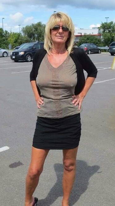 19P Mature ladies braless cleavage pokies 157