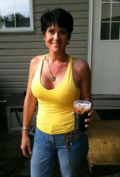 19P Mature ladies braless cleavage pokies 157
