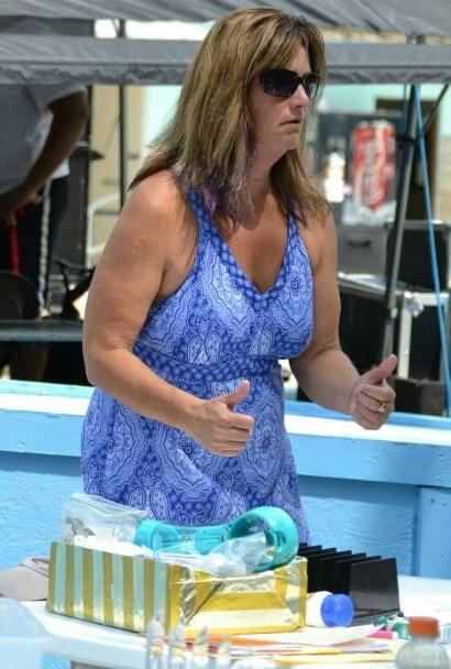 19P Mature ladies braless cleavage pokies 157
