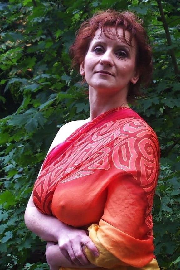 19P Mature ladies braless cleavage pokies 157