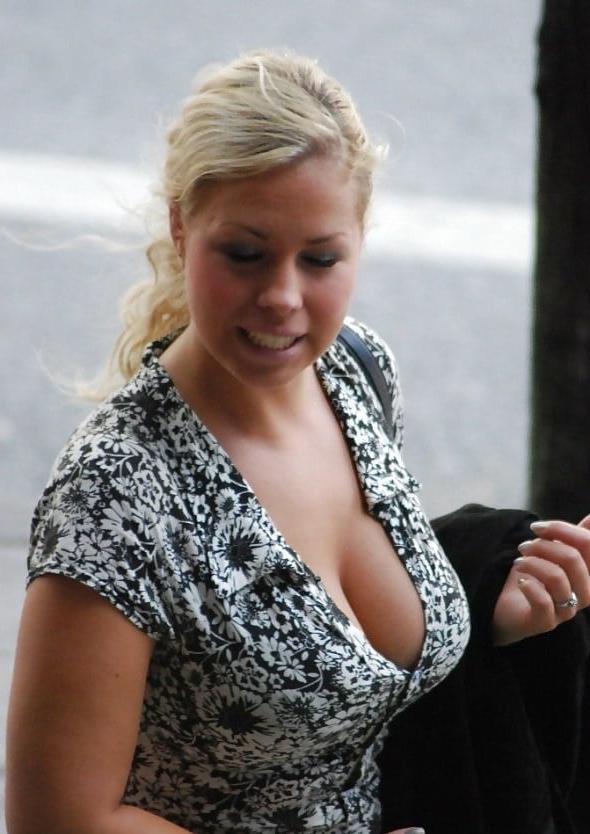 19P Mature ladies braless cleavage pokies 157
