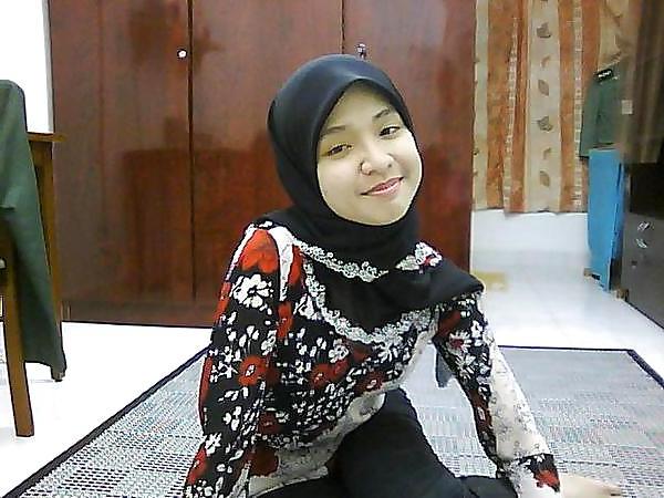25P Hijab Asian Indo Girls II