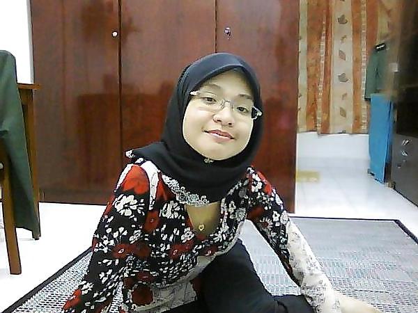 25P Hijab Asian Indo Girls II