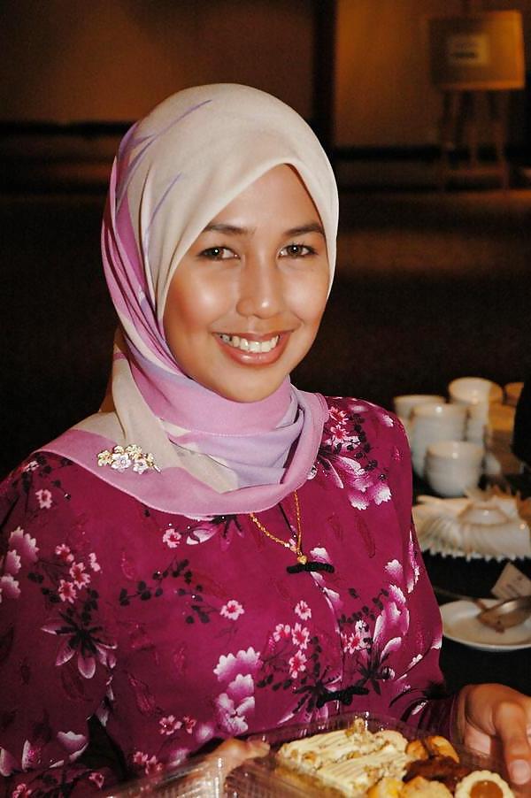 25P Hijab Asian Indo Girls II