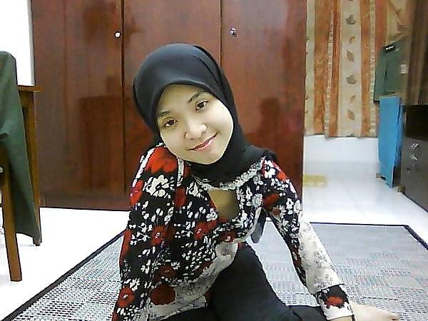 25P Hijab Asian Indo Girls II