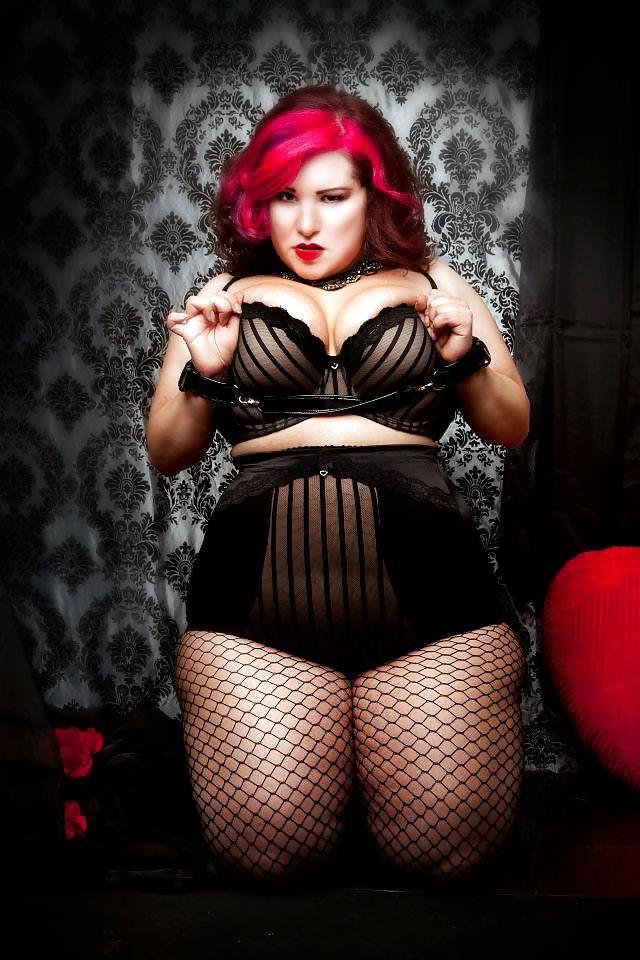 25P Voluptuous Burlesque, Pin-up and Retro Women 7