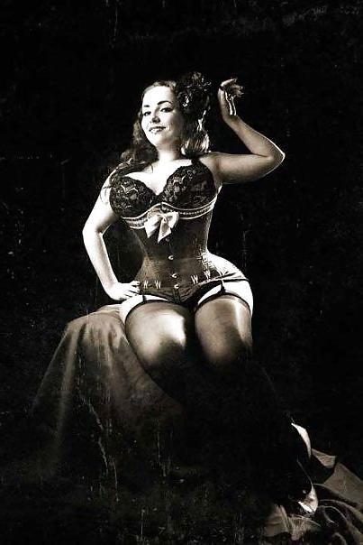 25P Voluptuous Burlesque, Pin-up and Retro Women 7