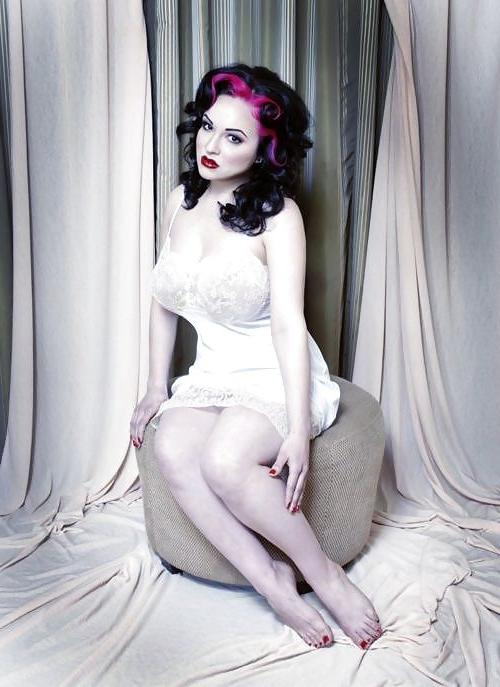 25P Voluptuous Burlesque, Pin-up and Retro Women 7
