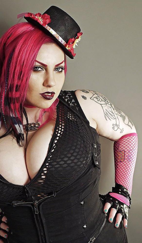 25P Voluptuous Burlesque, Pin-up and Retro Women 7