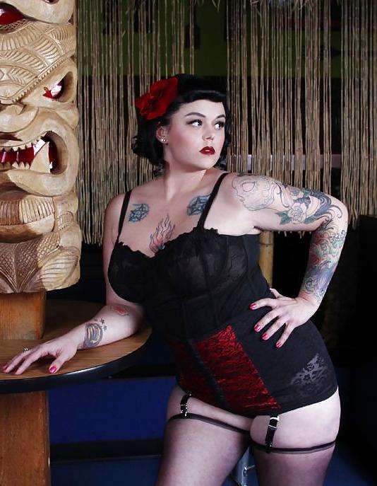 25P Voluptuous Burlesque, Pin-up and Retro Women 7