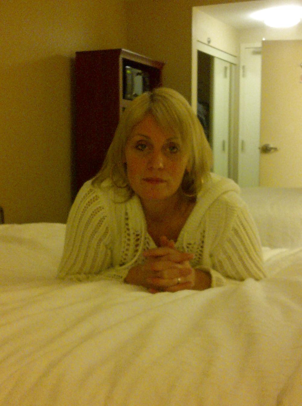 25P Gorgeous Blonde UK  MILF