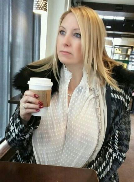 20P Mature ladies braless cleavage pokies 154