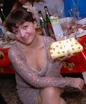 20P Mature ladies braless cleavage pokies 154