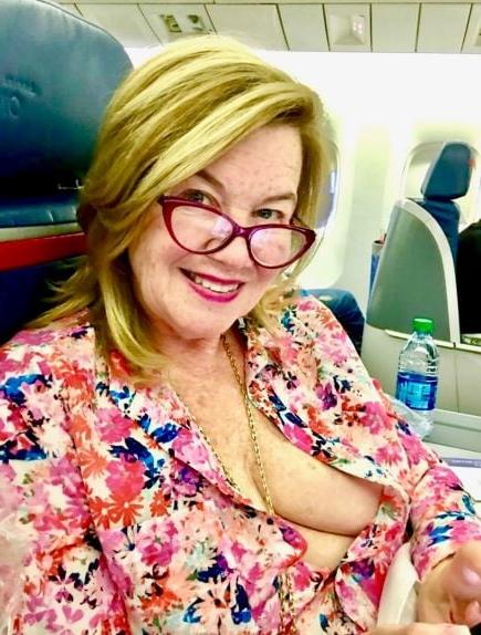 20P Mature ladies braless cleavage pokies 154