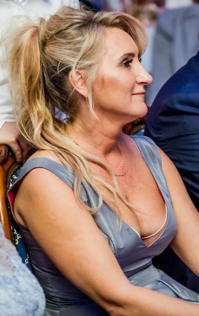20P Mature ladies braless cleavage pokies 154