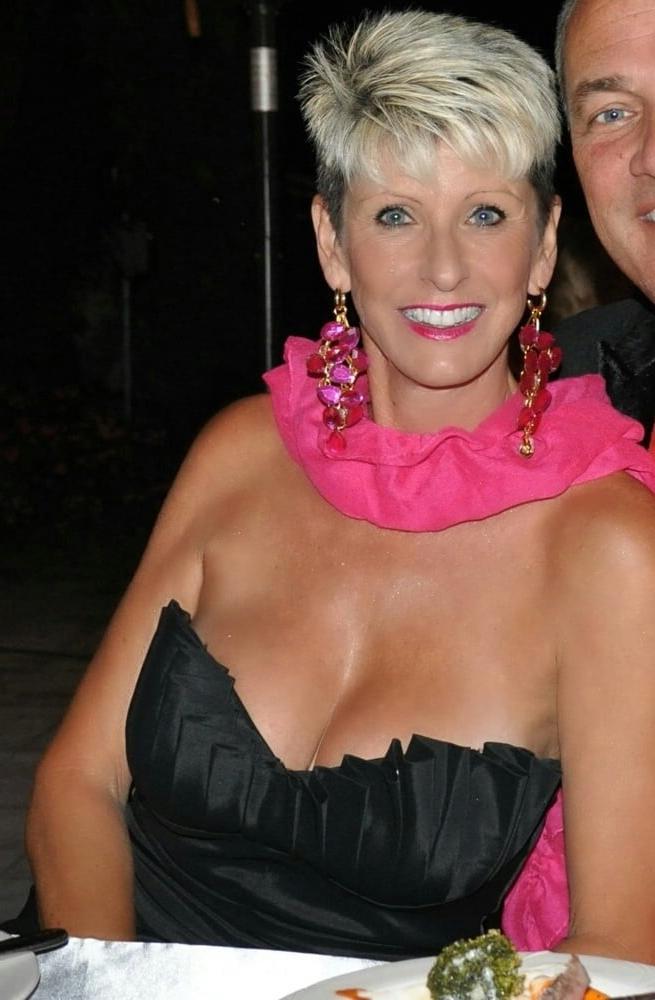 20P Mature ladies braless cleavage pokies 154