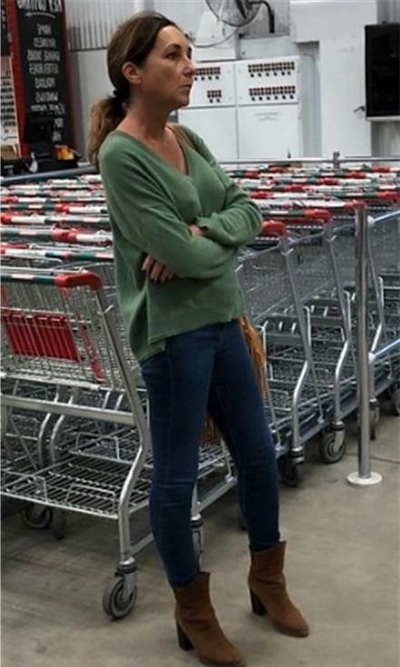 20P Mature ladies braless cleavage pokies 155