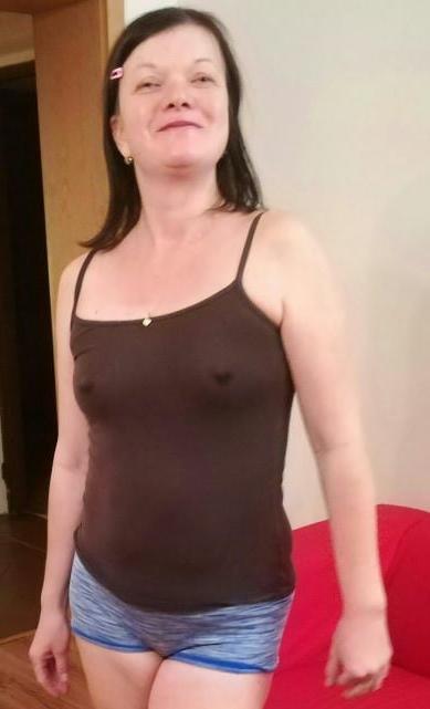 20P Mature ladies braless cleavage pokies 155