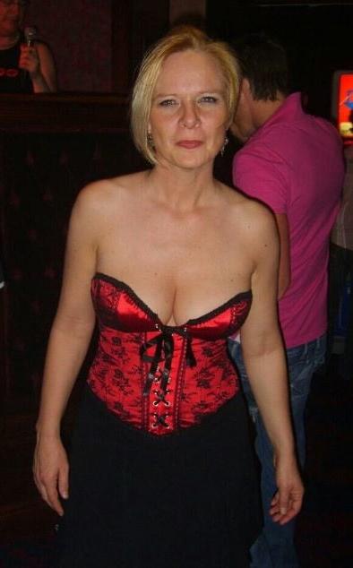 20P Mature ladies braless cleavage pokies 155