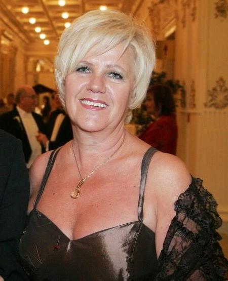 20P Mature ladies braless cleavage pokies 155