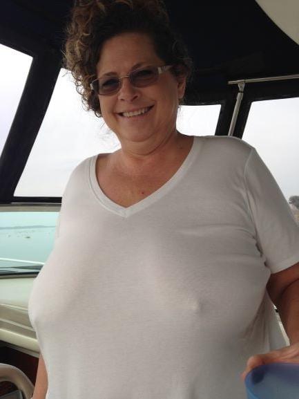 20P Mature ladies braless cleavage pokies 155