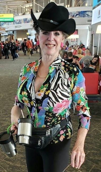 20P Mature ladies braless cleavage pokies 155