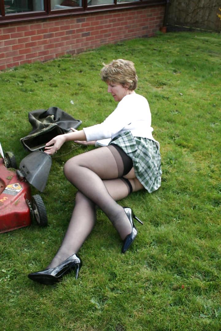 25P Gorgeous Mature Lady Outdoors