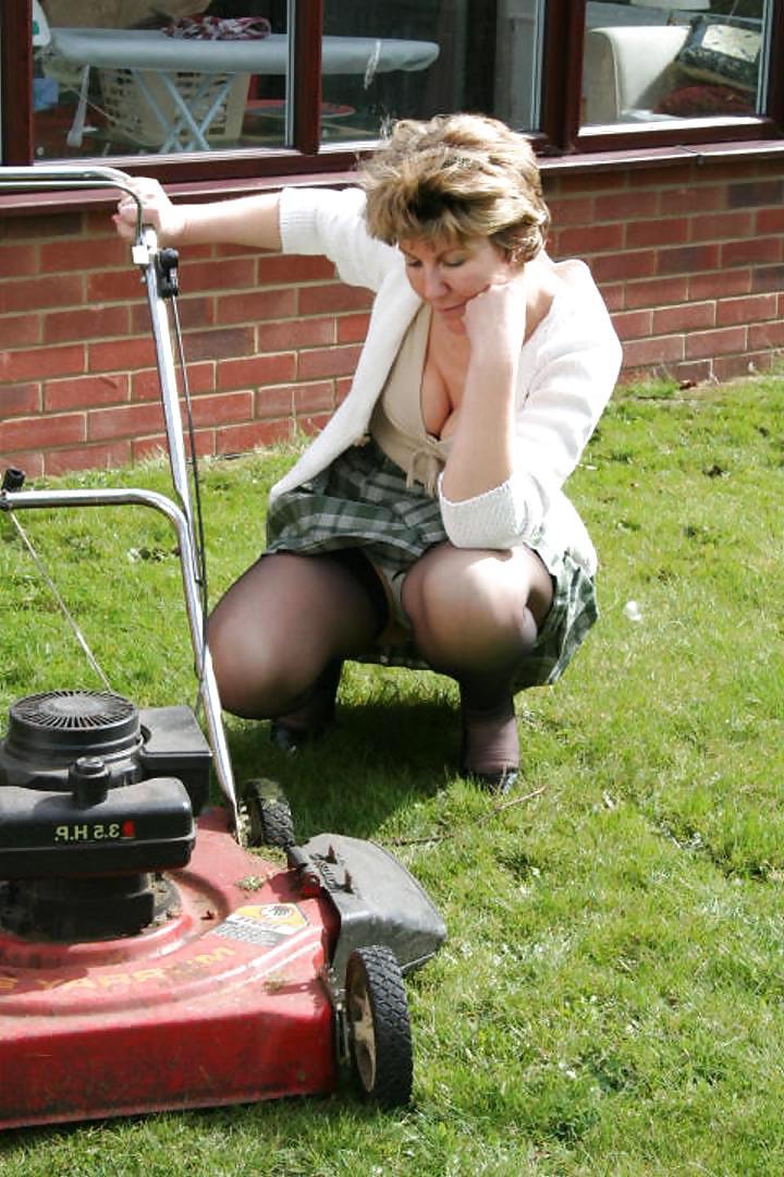25P Gorgeous Mature Lady Outdoors