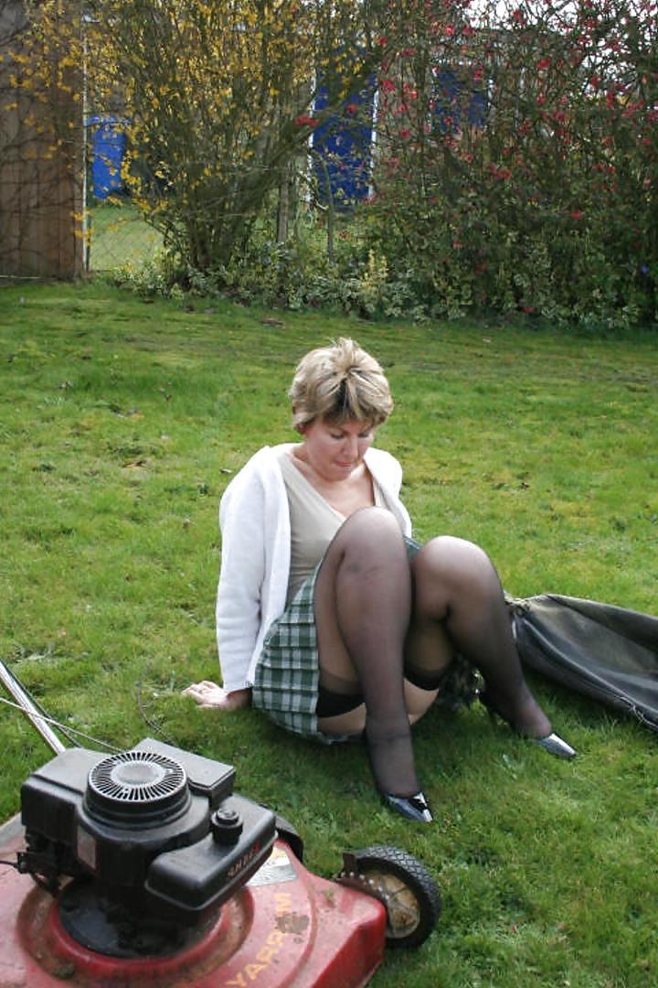 25P Gorgeous Mature Lady Outdoors