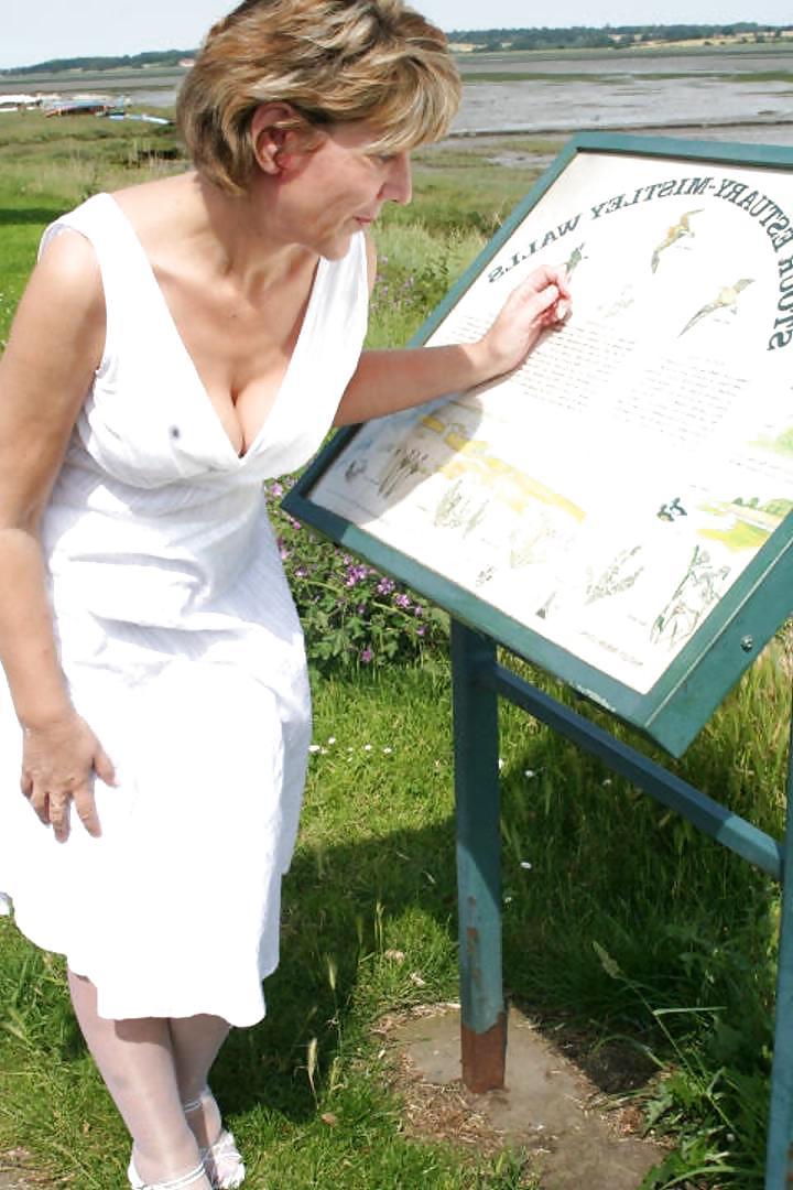 25P Gorgeous Mature Lady Outdoors