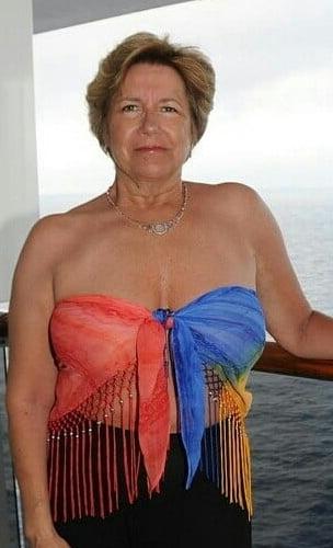 20P Mature ladies braless cleavage pokies 153