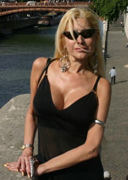20P Mature ladies braless cleavage pokies 153