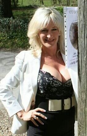 20P Mature ladies braless cleavage pokies 153