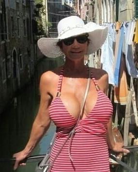 20P Mature ladies braless cleavage pokies 153