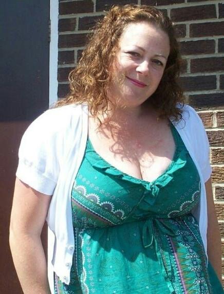 20P Mature ladies braless cleavage pokies 153