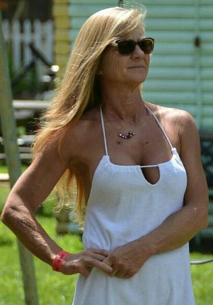 20P Mature ladies braless cleavage pokies 153