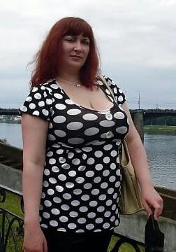 20P Mature ladies braless cleavage pokies 153