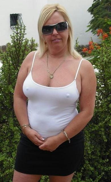 20P Mature ladies braless cleavage pokies 153