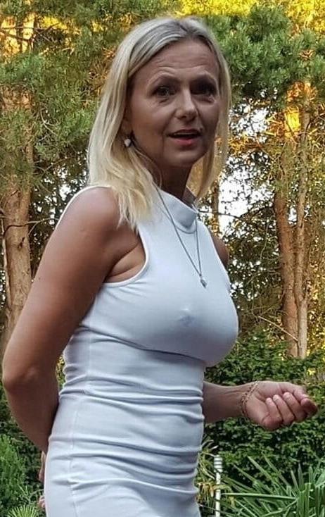 20P Mature ladies braless cleavage pokies 153