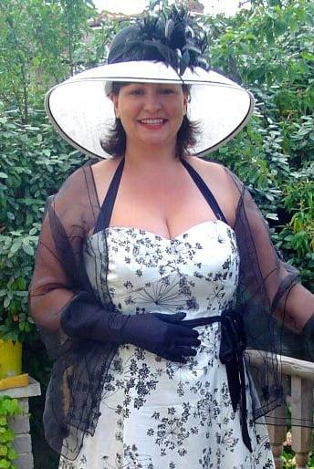 20P Mature ladies braless cleavage pokies 153
