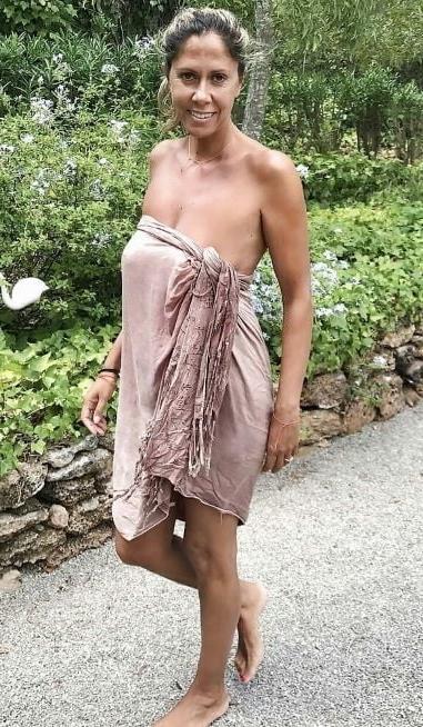 20P Mature ladies braless cleavage pokies 153