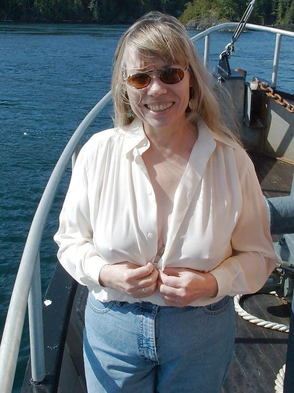 20P Mature ladies braless cleavage pokies 153